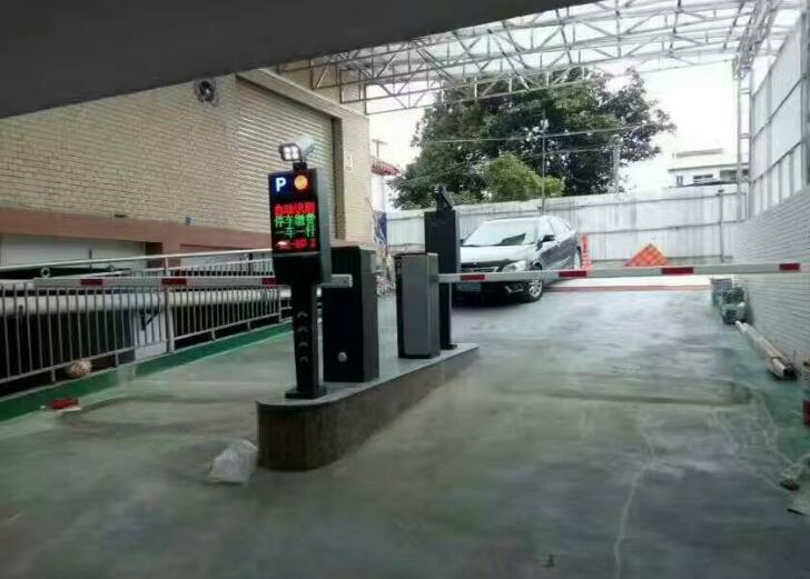 棗莊中奧萬(wàn)融公館車牌識(shí)別系統(tǒng)案例 - 中出網(wǎng)-智能出入口與停車充電門戶