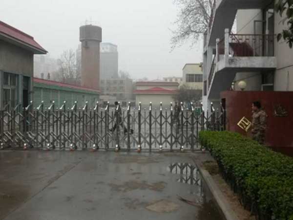 新鄉(xiāng)空軍部隊(duì)伸縮門(mén)案例 - 中出網(wǎng)-智能出入口與停車(chē)充電門(mén)戶(hù)