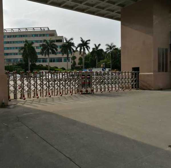 通遼市人民政府電動伸縮門案例 - 中出網(wǎng)-智能出入口與停車充電門戶