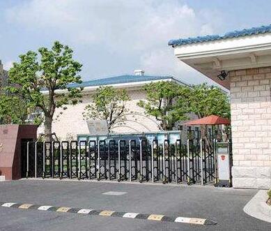 皓順茂成功安裝邢臺(tái)出安智能伸縮門(mén)