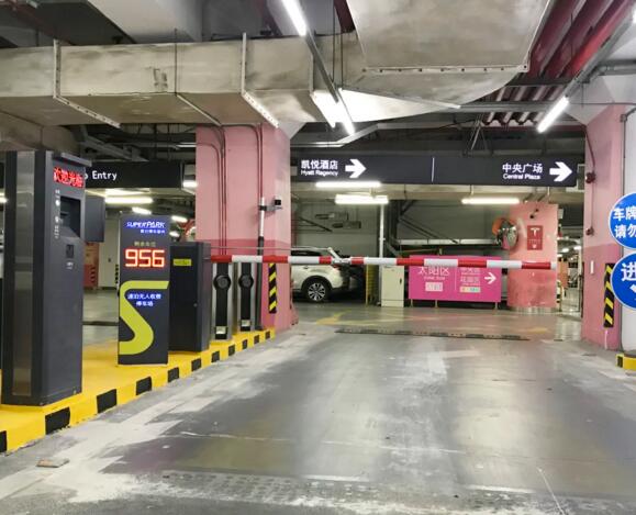 科拓?zé)o人收費(fèi)停車場(chǎng)