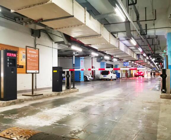 科拓?zé)o人收費(fèi)停車場(chǎng)