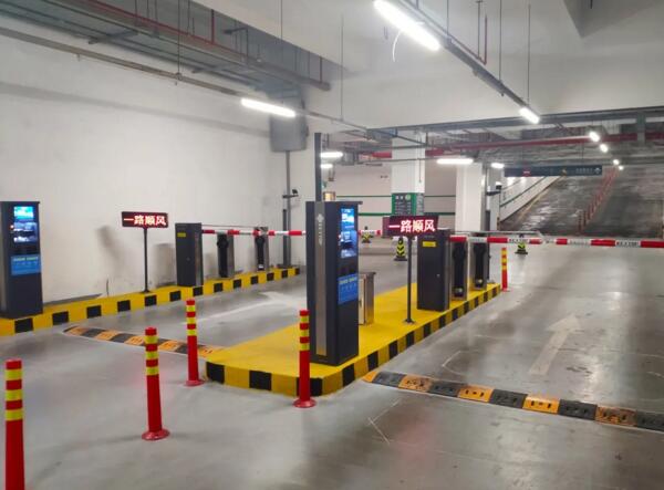 虹橋天地、龍湖天街以及虹橋萬科停車場出入口均采用車牌識別