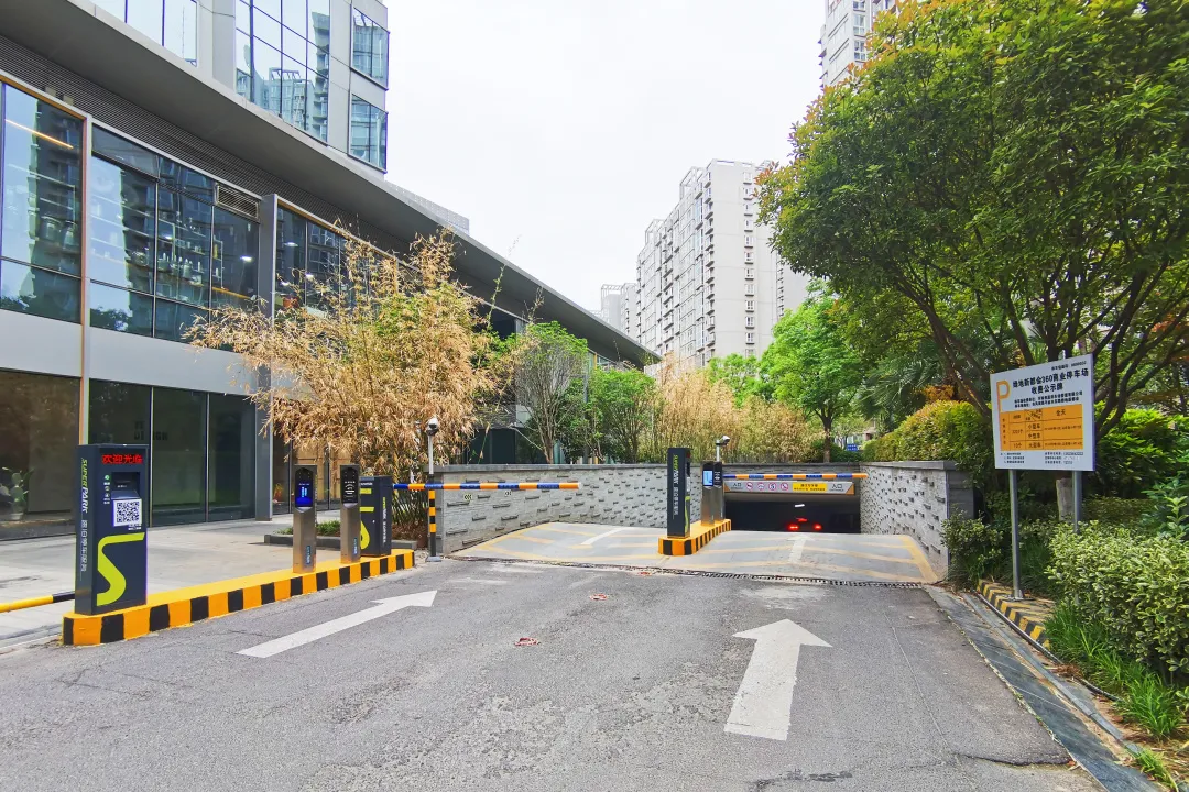 綠地新都會·新田360廣場便啟用了科拓·速泊停車服務