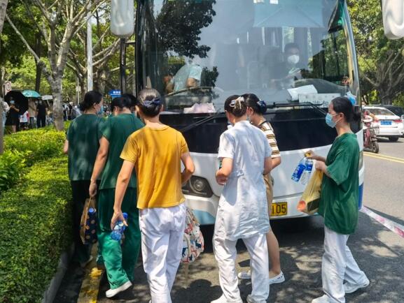 進社區(qū)，送溫暖