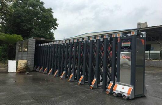 想知道無軌伸縮門剛走一會又退回去的原因嗎？來找上饒無軌伸縮門廠家