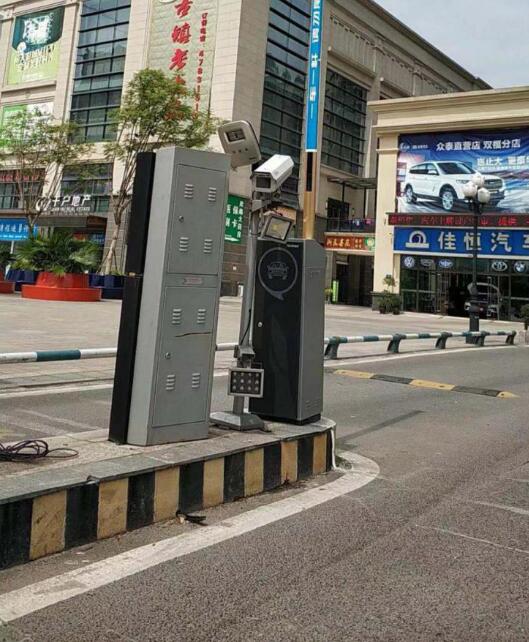 恒大金碧天下選用道爾循道閘