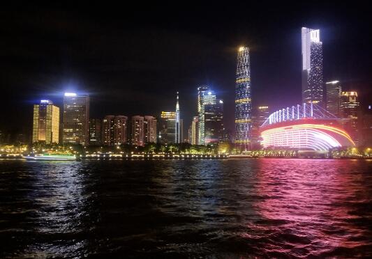 廣州發(fā)展中心大廈位于廣州市珠江新城西南的珠江河畔