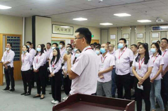 會(huì)議由商務(wù)部經(jīng)理常松陽主持，營(yíng)銷中心賀總作了動(dòng)員