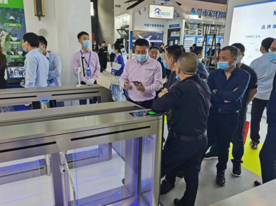 道爾恭V一體機(jī)是一款集車牌識別與道閘機(jī)一體化的智慧停車場設(shè)備