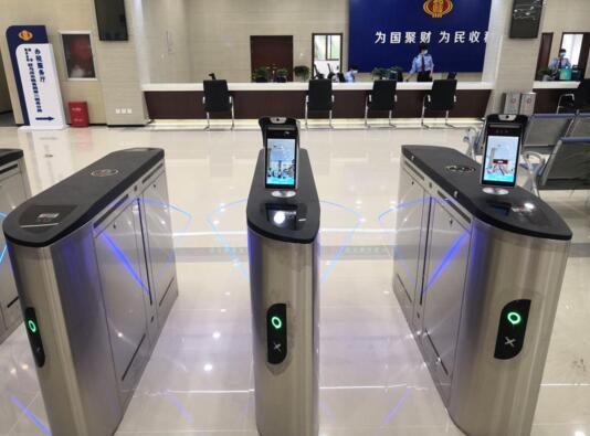 道爾翼閘+人臉識別測溫一體機入駐國稅局