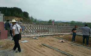 黃岡金泰國(guó)際廣場(chǎng)伸縮門案例