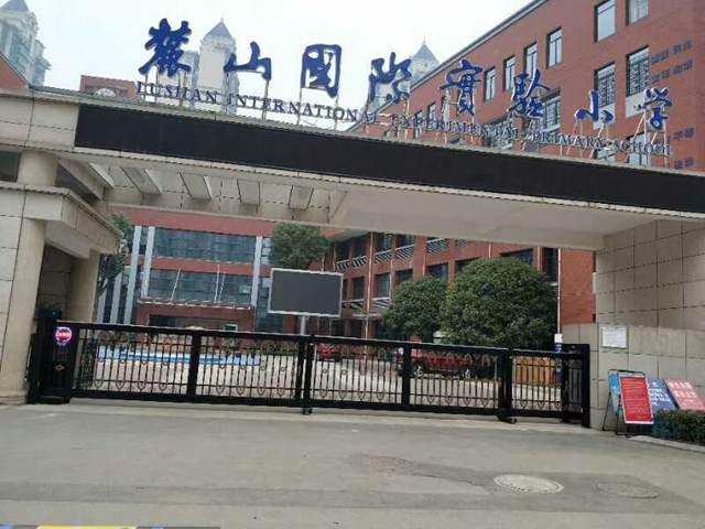 瀘州出安智能電動(dòng)伸縮門(mén)進(jìn)駐瀘州泊岸森林別墅