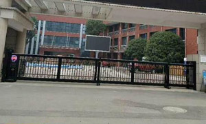 瀘州汽車站電動(dòng)伸縮門案例