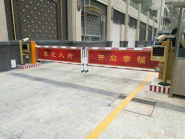 瀘州金科?博翠灣車(chē)牌識(shí)別系統(tǒng)案例 - 中出網(wǎng)-智能出入口與停車(chē)充電門(mén)戶