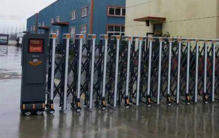 承德騰飛職業(yè)技術(shù)專修學(xué)院大門口的電動伸縮門由承德出安智能提供