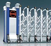 恭喜南平機電職業(yè)學校大門選用南平出安伸縮門