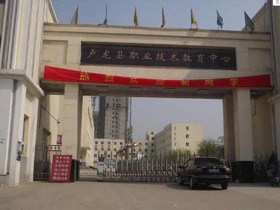 秦皇島出安智能伸縮門點綴盧龍職教中心