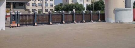 秦皇島出安智能電動伸縮門點(diǎn)綴好萊塢魔法城