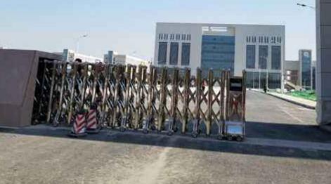 秦皇島出安智能伸縮門(mén)閃亮在秦皇島東方航空服務(wù)專業(yè)學(xué)校大門(mén)口