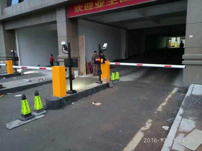 熱烈祝賀六盤水出安智能道閘進(jìn)駐六盤水國(guó)貿(mào)廣場(chǎng)停車場(chǎng)