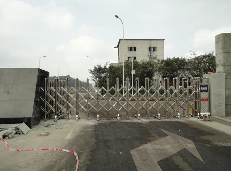 內江市信息安全產業(yè)園電動伸縮門案例 - 中出網-智能出入口與停車充電門戶