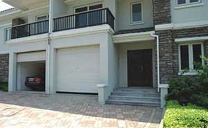 車庫(kù)門(mén)