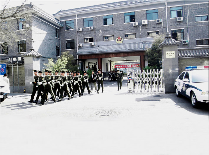 國旗護衛(wèi)隊伸縮門工程案例 - 中出網(wǎng)-智能出入口與停車充電門戶