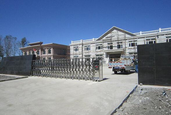 熱烈祝賀衢州出安智能為志城·藍灣添上伸縮門