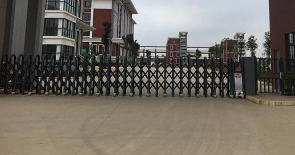 熱烈祝賀衢州出安智能電動(dòng)伸縮門進(jìn)駐衢州華茂外國語學(xué)校高中部大門口