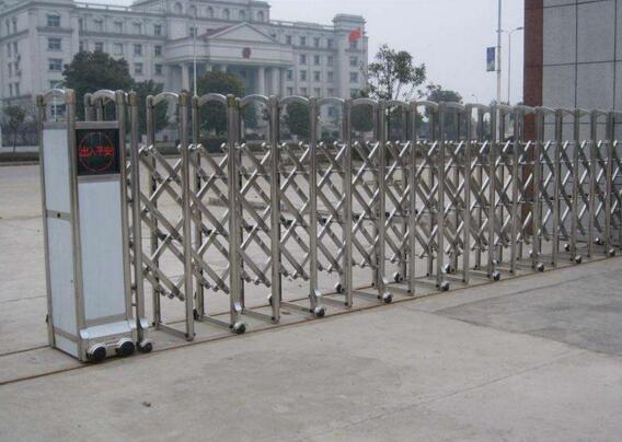 衢州出安智能伸縮門(mén)進(jìn)駐華都天元府大門(mén)口