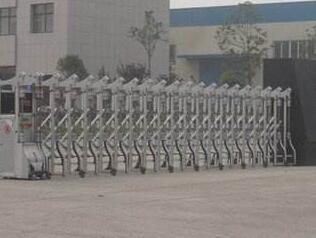 舟山普陀區(qū)沈家門(mén)第一小學(xué)大門(mén)口的伸縮門(mén)由舟山出安智能提供