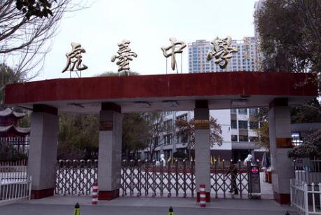 西寧市虎臺中學大門口伸縮門支持單位西寧出安智能