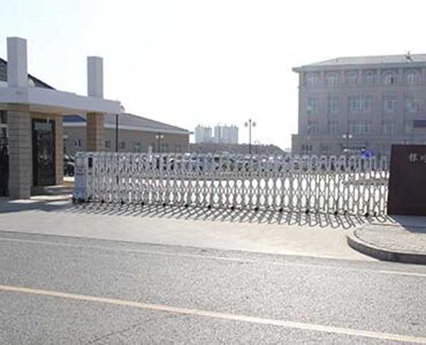 晉中市公安局交警支隊二大隊伸縮門案例 - 中出網(wǎng)-智能出入口與停車充電門戶