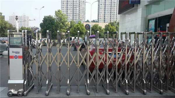 六安市建設銀行電動伸縮門案例 - 中出網(wǎng)-智能出入口與停車充電門戶