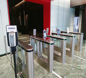 測(cè)溫查碼一體化智能通道閘機(jī)進(jìn)入機(jī)場(chǎng)、醫(yī)院、辦公樓