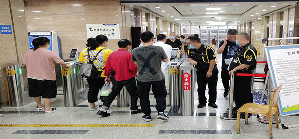 醫(yī)院通道閘安裝 - 中出網(wǎng)-智能出入口與停車充電門戶