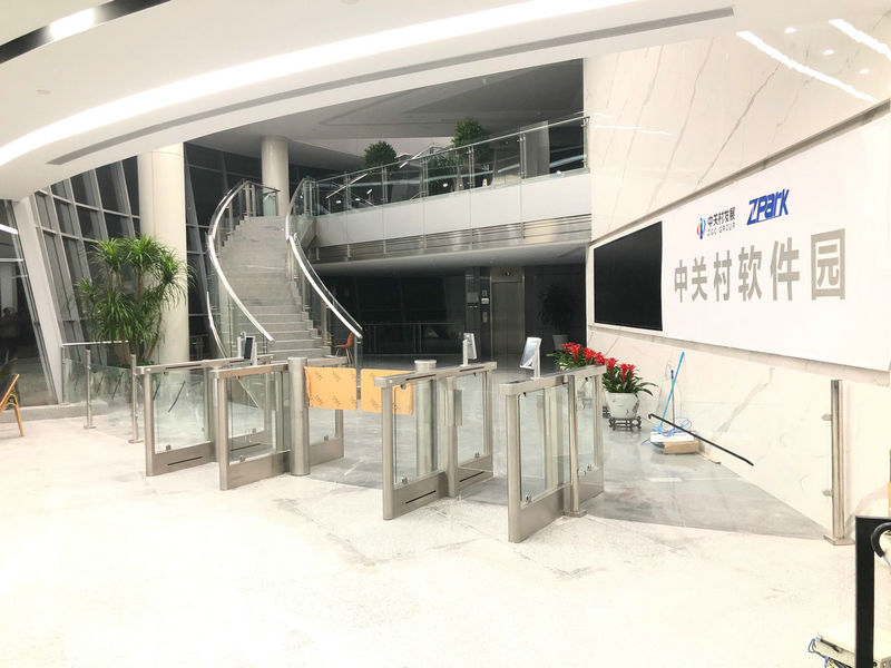 中關村軟件園信息中心C座人臉識別擺閘系統(tǒng) - 中出網(wǎng)-智能出入口與停車充電門戶