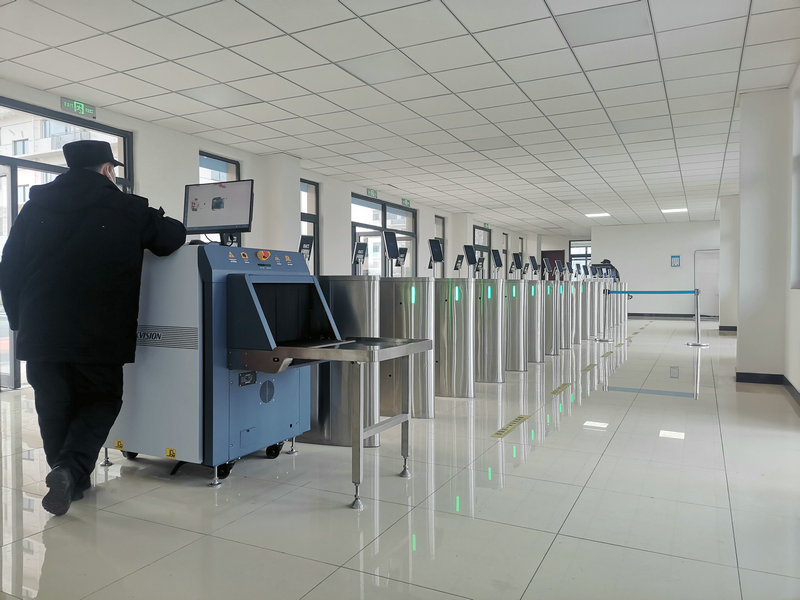 新型顯示高科技電子工廠智能門禁閘機通道安裝 - 中出網(wǎng)-智能出入口與停車充電門戶