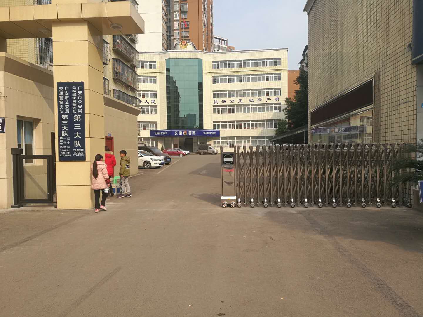 廣安出安智能電動(dòng)伸縮門進(jìn)駐廣安前鋒交警三大隊(duì)