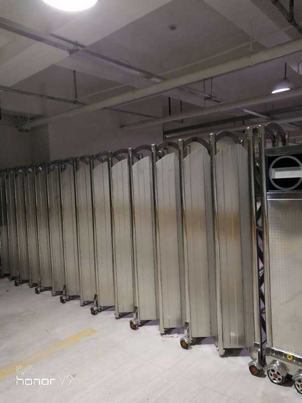 廣安好人家購(gòu)物中心停車場(chǎng)電動(dòng)伸縮門案例 - 中出網(wǎng)-智能出入口與停車充電門戶