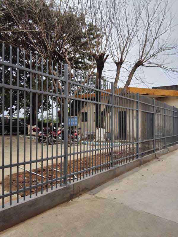 梅州梅縣機(jī)場生活區(qū)護(hù)欄案例 - 中出網(wǎng)-智能出入口與停車充電門戶