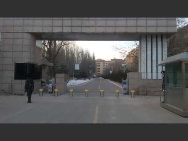 景德鎮(zhèn)學院升降柱案例 - 中出網-智能出入口與停車充電門戶