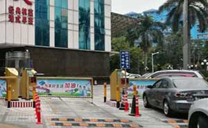 汕尾出安智能廣告道閘駐守在汕尾第一城大門口