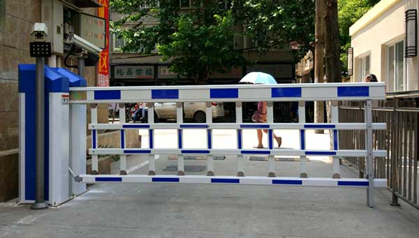 鶴壁恒大名都柵欄道閘案例 - 中出網(wǎng)-智能出入口與停車充電門戶