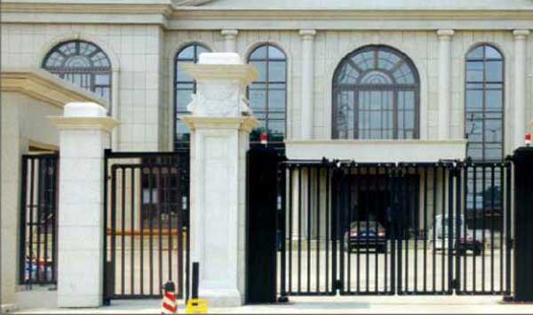 克拉瑪依市榮昌有限責(zé)任公司電動(dòng)折疊門案例 - 中出網(wǎng)-智能出入口與停車充電門戶