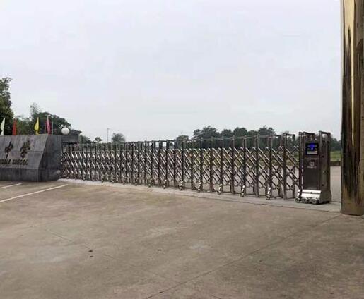 鷹潭市實(shí)驗(yàn)中學(xué)伸縮門案例 - 中出網(wǎng)-智能出入口與停車充電門戶