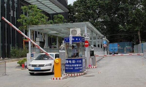 防城港車牌識(shí)別一體機(jī)完美配合停車場(chǎng)收費(fèi)系統(tǒng)