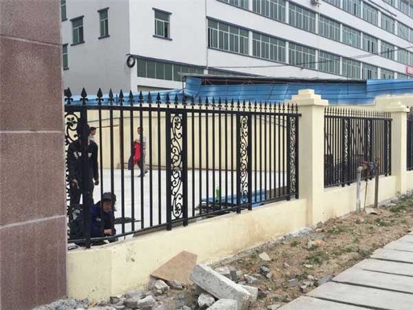慶賀雞西出安智能圍墻護(hù)欄進(jìn)駐雞西綠海小區(qū)