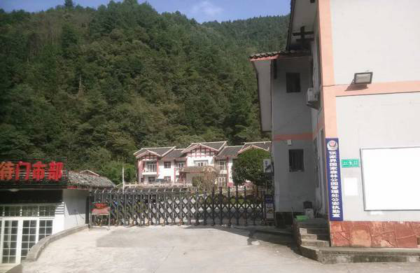 張家界國家森林公園伸縮門案例